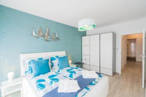 Ένα ή περισσότερα κρεβάτια σε δωμάτιο στο Blue Apartman Szántód