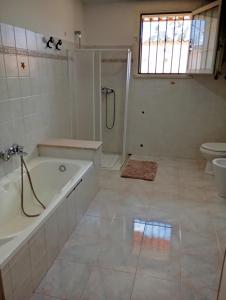 Un baño con bañera y WC. en Casa vacanze da viola, en Ugento 10 fotos más