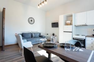 a living room with a table and a couch at Casa de Pera 2 in Loutrá