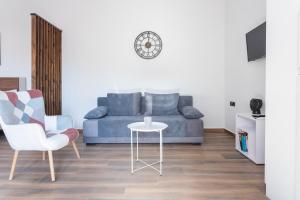 a living room with a couch and a table and chairs at Casa de Pera 2 in Loutrá