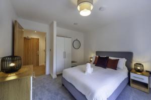 a bedroom with a large white bed in a room at Fantastic 2 Bedroom Apartment in Central Ashford in Ashford +9 photos