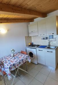 カターニアにあるLuxury Sisters House "Le Ancore"のキッチン(テーブル、洗濯機付) +11枚の写真