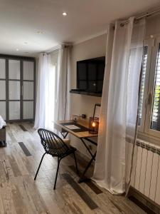 TV a/nebo společenská místnost v ubytování HISTOIRE D'Ô - Les Piscines - Chambres d'hôtes