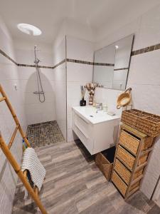 un bagno con un lavandino bianco e una doccia di ALIZENZO a Le Diamant