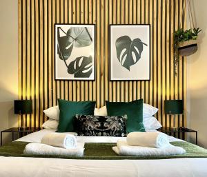 ein Schlafzimmer mit einem Bett mit drei Bildern an der Wand in der Unterkunft Central Ellesmere -Sleeps2 - Parking - PetFriendly in Ellesmere