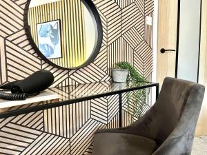 einen Spiegel an einer Wand mit einem Stuhl in einem Zimmer in der Unterkunft Central Ellesmere -Sleeps2 - Parking - PetFriendly in Ellesmere