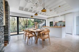 Una cocina y un comedor con mesa y sillas. en Fawns Keep, en Bowland Bridge