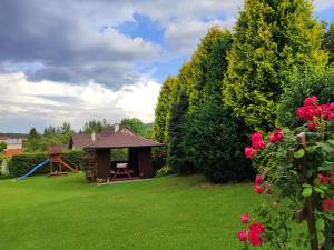 - un kiosque au milieu d'une cour dans l'établissement Domki na Górce, à Polańczyk