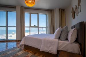 A bed or beds in a room at Skyline Premium Properties