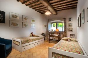 Un dormitorio con dos camas y un escritorio. en allegretti appartamento aia, en Castelnuovo Berardenga