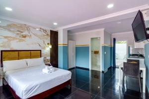 マルベーリャにあるRancho Grandeのベッドルーム1室(ベッド1台付)、キッチン