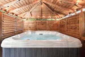 una vasca idromassaggio in una casa di legno di Coronation Family Cottage, Modernised 200-Year-Old Lake District Cottage with Private Hot Tub and Parking a Lindale Altre 26 foto
