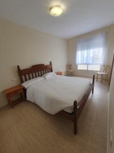 アルカラ・デ・チベルトにあるApartamento para 5 personas en Alcalá de Xivertの大きなベッドと窓のある寝室