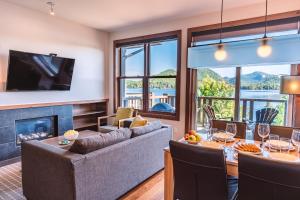 Μια τηλεόραση ή/και κέντρο ψυχαγωγίας στο Lakefront, Mountain View - Resort Loft