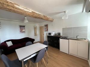 Kuchyň nebo kuchyňský kout v ubytování 3 pièces au 1er étage dans bastide grassoise