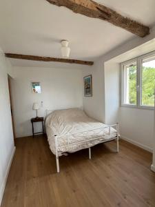 Postel nebo postele na pokoji v ubytování 3 pièces au 1er étage dans bastide grassoise + 18 fotografií