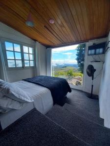 Postel nebo postele na pokoji v ubytování Chalés da Pedra