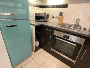 Lombok Apartment near Old Street,Islington,Angel的厨房或小厨房