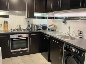 Lombok Apartment near Old Street,Islington,Angel的厨房或小厨房