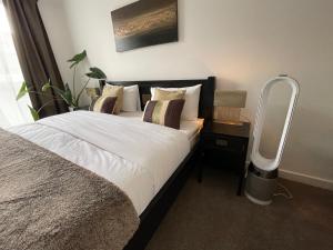 Lombok Apartment near Old Street,Islington,Angel客房内的一张或多张床位
