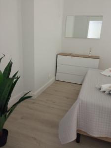 une chambre avec un lit, une commode et une plante dans l'établissement La Casa di Ary alle pendici dell'Etna, à Nicolosi