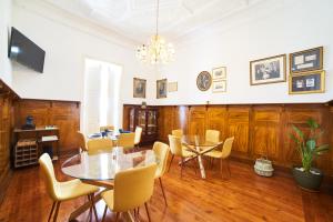a dining room with a table and chairs at Baron Faro - Guest House in Faro