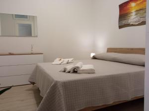 - une chambre avec 2 lits et des serviettes sur le lit dans l'établissement La Casa di Ary alle pendici dell'Etna, à Nicolosi