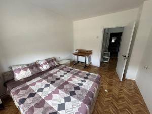 a bedroom with a bed and a table in it at The Great Escape in Bitola