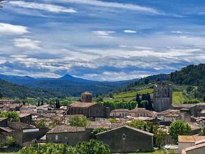 Nespecifikovaný výhled na hory nebo výhled na hory při pohledu z prázdninového domu