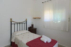 ein Schlafzimmer mit einem Bett mit zwei Handtüchern darauf in der Unterkunft Cortijo de Fidel in Vera + 16 Fotos