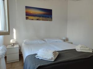 a bedroom with two white towels on a bed at Villa d'Angela in San Pietro in Bevagna