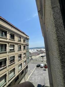 desde una ventana de un edificio con aparcamiento en Apartamento en Ribeira a 200m de la playa, en Ribeira