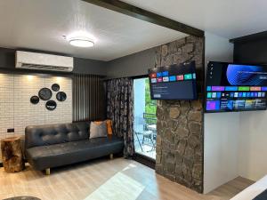 TV a/nebo společenská místnost v ubytování Blue Tulip - 4mins from Mactan Airport