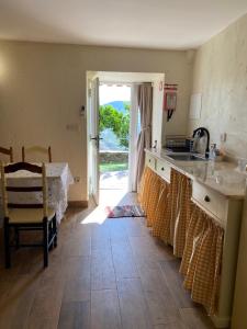 Η κουζίνα ή μικρή κουζίνα στο Riba Loivos Village - Studio B +7 φωτογραφίες