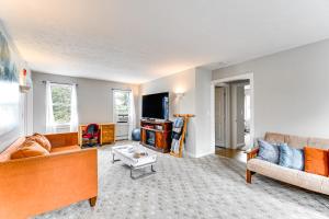 Μια τηλεόραση ή/και κέντρο ψυχαγωγίας στο Seneca Falls Apartment about 3 Mi to Cayuga State Park