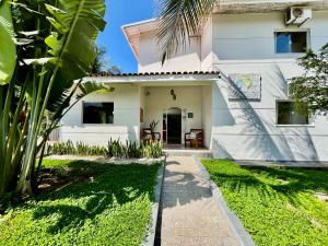 a view of the front of a house at Pousada Baía das Conchas in Ubatuba