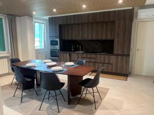 a dining room table and chairs in a kitchen at Casa di Giulia in Lovere