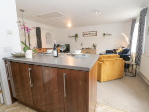 - une cuisine avec un comptoir et une bouteille de vin dans l'établissement Rising Sun Cottage, à Mold 25 autres photos