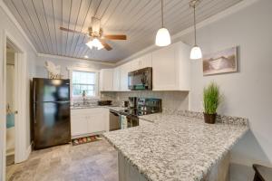 Η κουζίνα ή μικρή κουζίνα στο Ocean Isle Beach Studio with Patio - 1 Mi to Pier!