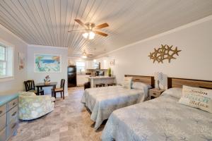 Ένα ή περισσότερα κρεβάτια σε δωμάτιο στο Ocean Isle Beach Studio with Patio - 1 Mi to Pier!