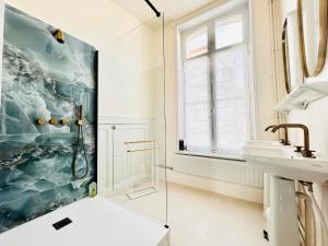 a bathroom with a sink and a shower at Villa Léontine Wimereux in Wimereux