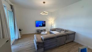 Televízia a/alebo spoločenská miestnosť v ubytovaní Apartments Anica