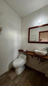 Et badeværelse på Lindo Apartamento ubicado a 3 cuadras de Plaza Mayor + 13 billeder