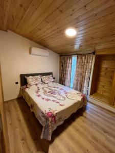 a bedroom with a bed in a wooden room at Metenin tatil evleri in Kemer