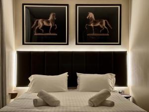 ein Schlafzimmer mit einem Bett mit zwei Pferdebildern in der Unterkunft Stunning Designer House, Fantastic City Location - Cambridge Homehost in Cambridge