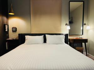 ein Schlafzimmer mit einem großen Bett mit weißer Bettwäsche in der Unterkunft Stunning Designer House, Fantastic City Location - Cambridge Homehost in Cambridge + 56 Fotos