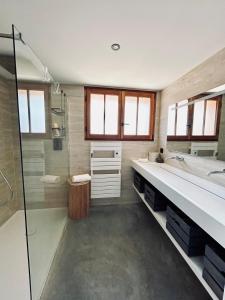 Ένα μπάνιο στο La Villa Les Inséparables