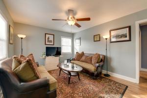 Televiisor ja/või meelelahutuskeskus majutusasutuses Renovated Charlotte Bungalow - 3 Mi to Downtown!