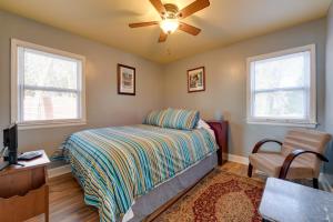 Voodi või voodid majutusasutuse Renovated Charlotte Bungalow - 3 Mi to Downtown! toas