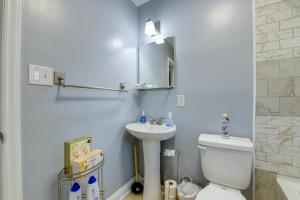 Vannituba majutusasutuses Renovated Charlotte Bungalow - 3 Mi to Downtown! +17 fotot